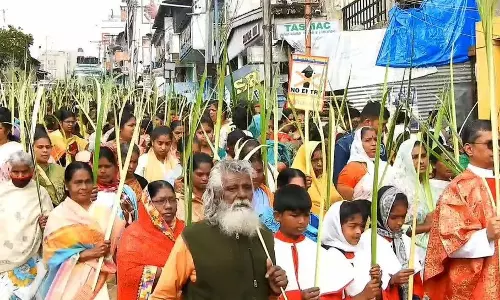 குருத்தோலை ஏந்தி கிறிஸ்தவர்கள் பவனி குருத்தோலை ஏந்தி கிறிஸ்தவர்கள் பவனி