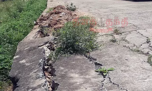 சேதம் அடைந்த சிமெண்டு சாலைகள்