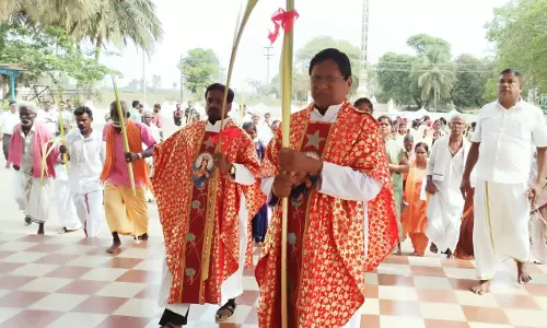 குருத்தோலை ஏந்தி கிறிஸ்தவர்கள் பவனி குருத்தோலை ஏந்தி கிறிஸ்தவர்கள் பவனி