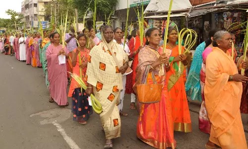குருத்தோலை ஏந்தி கிறிஸ்தவர்கள் பவனி குருத்தோலை ஏந்தி கிறிஸ்தவர்கள் பவனி
