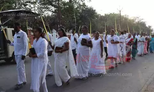 குருத்தோலை ஏந்தி கிறிஸ்தவர்கள் பவனி குருத்தோலை ஏந்தி கிறிஸ்தவர்கள் பவனி