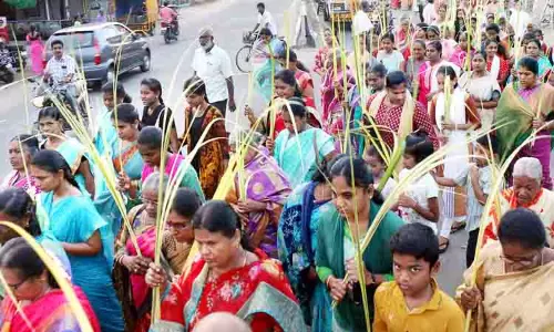 குருத்தோலை ஞாயிறை முன்னிட்டு கிறிஸ்தவர்கள் பவனி குருத்தோலை ஞாயிறை முன்னிட்டு கிறிஸ்தவர்கள் பவனி