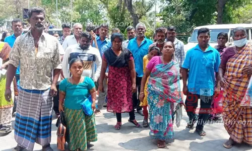 விலையில்லா வீட்டுமனை பட்டா வழங்க மாற்றுத்திறனாளிகள் கோரிக்கை- மக்கள் குறைதீர்க்கும்நாள் கூட்டத்தில் மனு கொடுத்தனர்