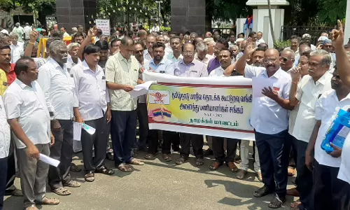 12 அம்ச கோரிக்கைகளை வலியுறுத்தி கூட்டுறவு வங்கி பணியாளர்கள் ஆர்ப்பாட்டம்