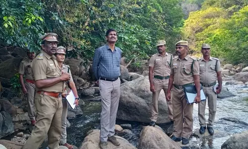 கல்லூரி மாணவர் பலி எதிரொலி: புளியஞ்சோலை ஆற்றில் குளிக்க தடை