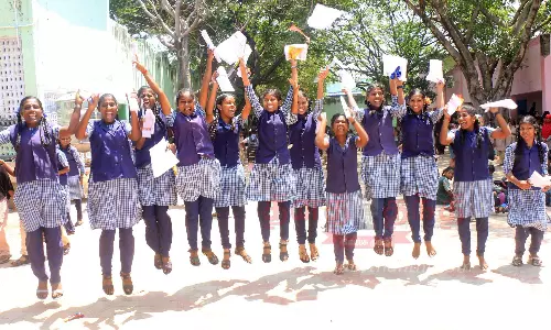 கடைசி தேர்வை எழுதிய மகிழ்ச்சியில் உற்சாகமாக துள்ளி குதித்த பிளஸ்-2 மாணவிகள்