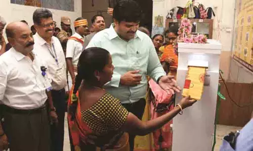 கலெக்டர் அலுவலகத்தில் தானியங்கி எந்திரம் மூலம் ரூ.10-க்கு மஞ்சப்பை கலெக்டர் அலுவலகத்தில் தானியங்கி எந்திரம் மூலம் ரூ.10-க்கு மஞ்சப்பை