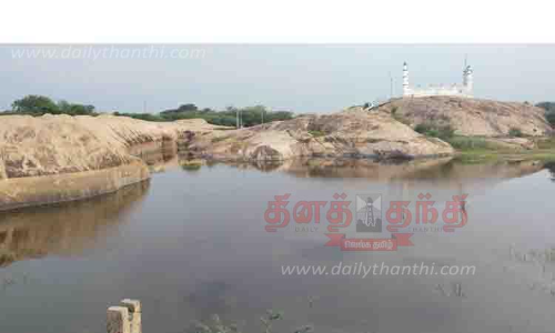 தாமரைக்குளம் ஊரணியை சுத்தப்படுத்தி கம்பி வேலி அமைக்கப்படுமா?