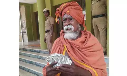 யாசகம் மூலம் கிடைத்த ரூ.10 ஆயிரத்தை முதல்-அமைச்சரின் பொது நிவாரண நிதிக்கு வழங்கிய முதியவர் யாசகம் மூலம் கிடைத்த ரூ.10 ஆயிரத்தை முதல்-அமைச்சரின் பொது நிவாரண நிதிக்கு வழங்கிய முதியவர்