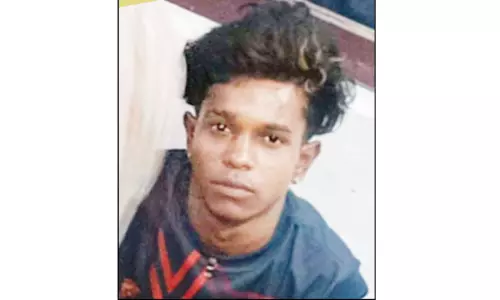 பிளஸ்-2 மாணவிக்கு சரமாரி அரிவாள் வெட்டு; ஒருதலைக்காதலால் வாலிபர் வெறிச்செயல்