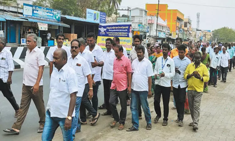 செங்கல்பட்டில் கூட்டுறவு வங்கி ஊழியர்கள் பேரணி
