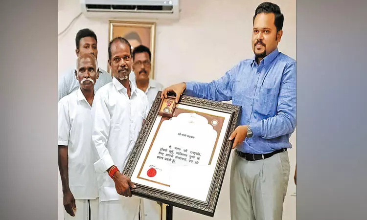 செங்கல்பட்டு மாவட்ட கலெக்டரிடம் வாழ்த்து பெற்ற பத்ம ஸ்ரீ விருது பெற்ற பாம்பு பிடி வீரர்கள்