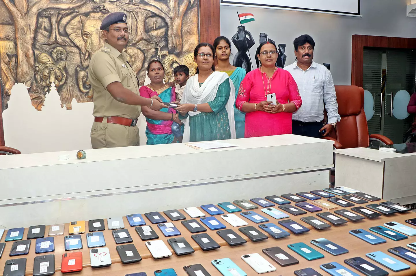 கோவையில் 101 செல்போன்கள் மீட்பு