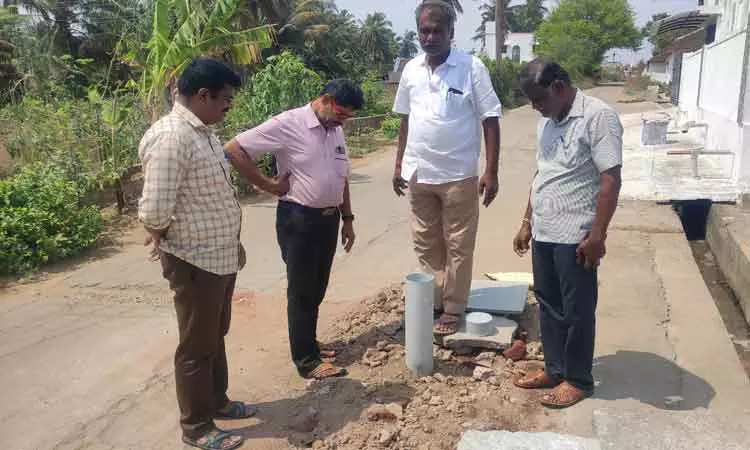 தினத்தந்தி செய்தி எதிரொலி:3 ஆண்டுகளாக குடிநீரின்றி அவதிப்பட்ட பொதுமக்களுக்கு தண்ணீர் கிடைக்க நடவடிக்கை தினத்தந்தி செய்தி எதிரொலி:3 ஆண்டுகளாக குடிநீரின்றி அவதிப்பட்ட பொதுமக்களுக்கு தண்ணீர் கிடைக்க நடவடிக்கை