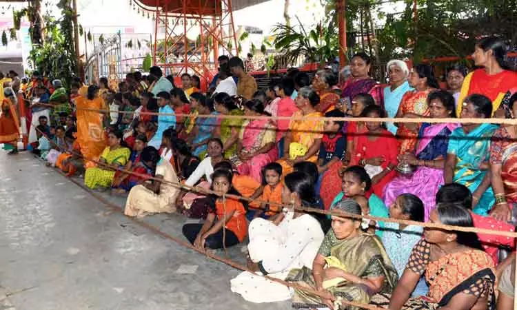 மேட்டுப்பாளையம்  மைதானம் மாரியம்மன் கோவில் குண்டம் திருவிழா-ஆயிரக்கணக்கான பக்தர்கள் தீ மிதித்தனர்