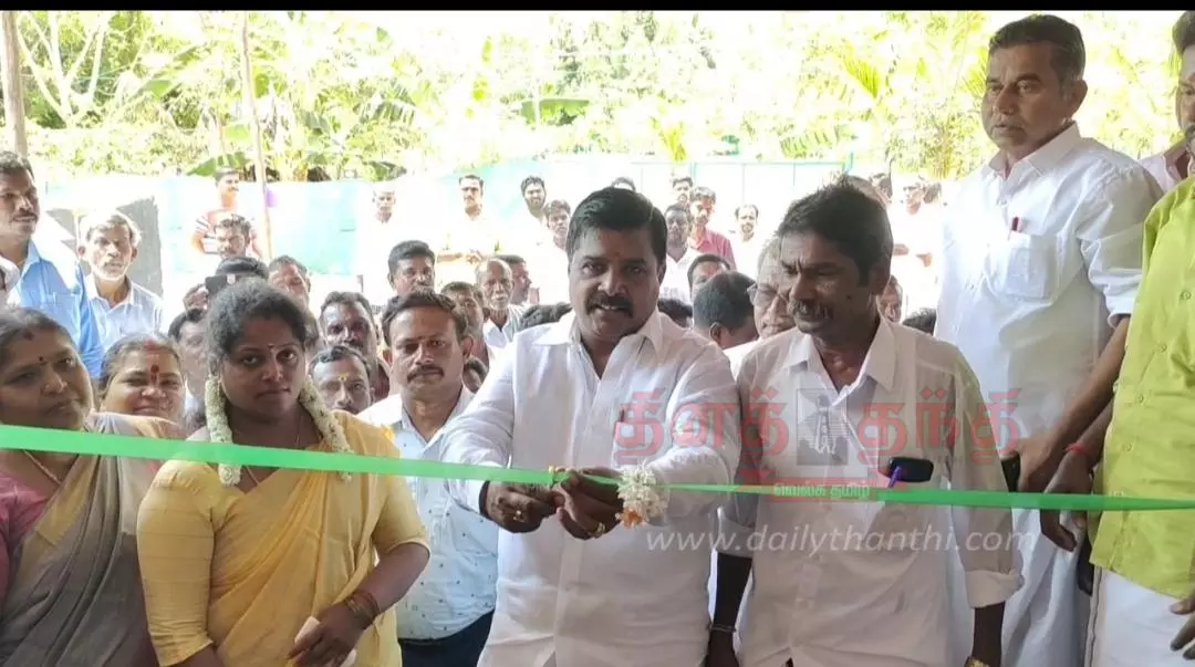 ரூ.33 லட்சம் மதிப்பில் புதிய அங்காடி கட்டிடம், பயணிகள் நிழலகம்