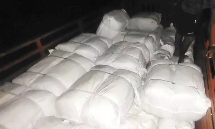 தூத்துக்குடி அருகே, நடுக்கடலில்இலங்கைக்கு படகில் பீடி இலை கடத்தல் தூத்துக்குடி அருகே, நடுக்கடலில்இலங்கைக்கு படகில் பீடி இலை கடத்தல்