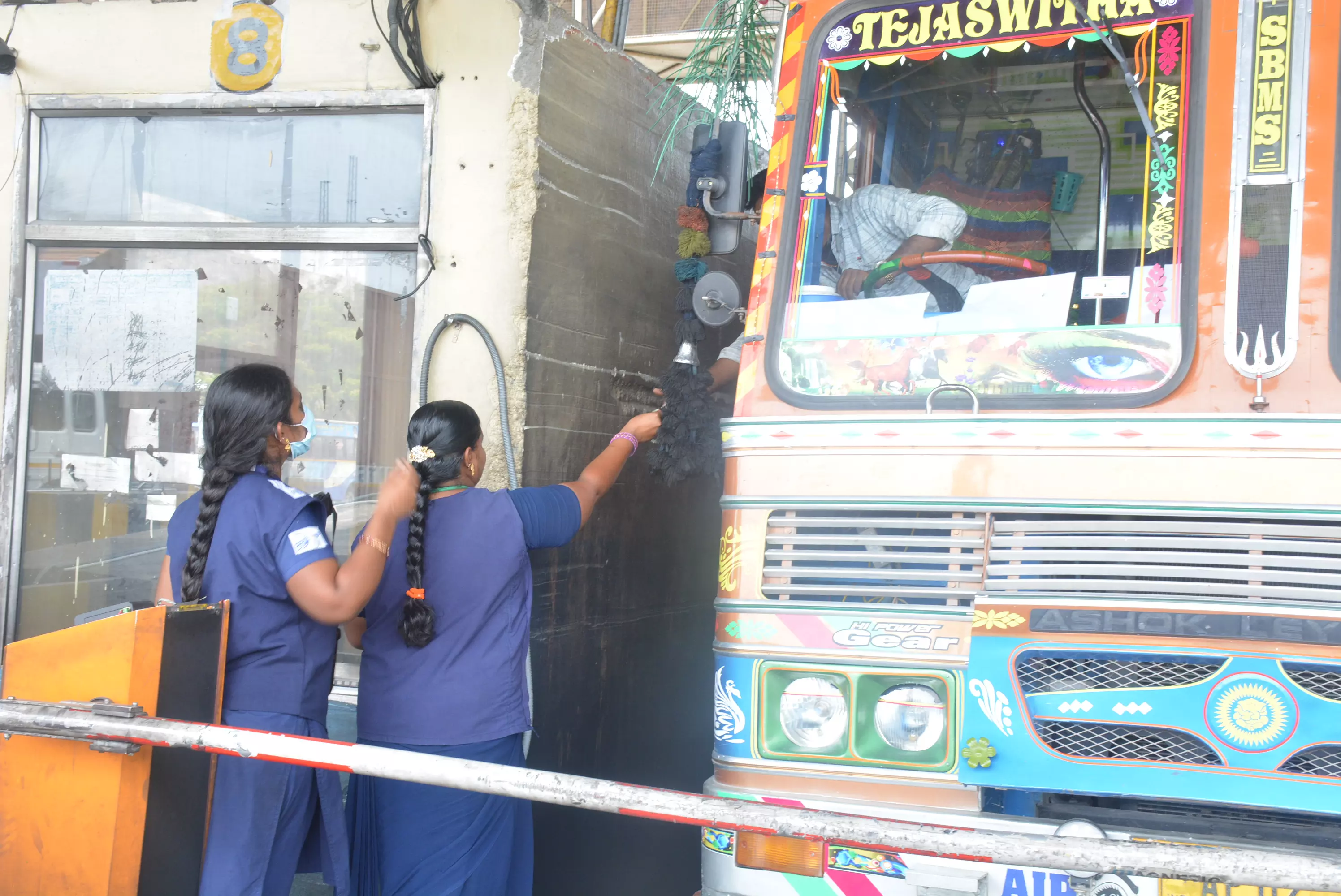 சுங்கச்சாவடி கட்டண உயர்வு ஏற்புடையதா? வாகன ஓட்டிகள், பொதுமக்கள் கருத்து சுங்கச்சாவடி கட்டண உயர்வு ஏற்புடையதா? வாகன ஓட்டிகள், பொதுமக்கள் கருத்து