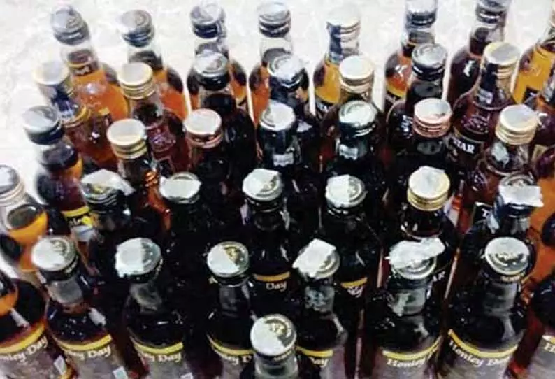 மதுபாட்டில்கள் விற்ற 2 பேர் சிக்கினர்