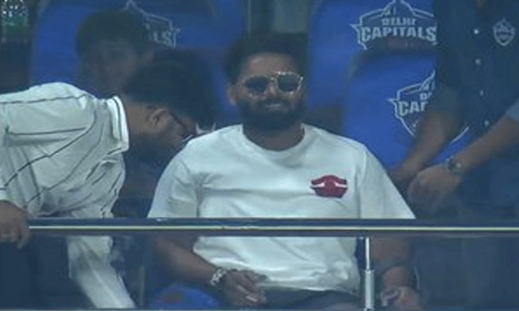டெல்லியில் நடைபெறும் ஐபிஎல் போட்டியை காண பார்வையாளராக வந்த ரிஷப் பண்ட்