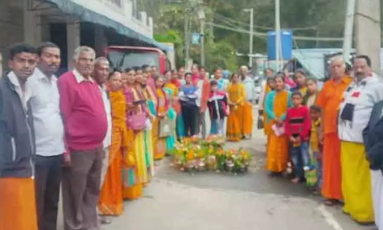 தீர்த்தம் எடுத்து வந்த பக்தர்கள்