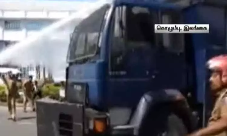 இலங்கையில் பல்கலைக்கழக மாணவர்கள் போராட்டம் - தண்ணீரைப் பீய்ச்சி அடித்து கலைத்த போலீசார்