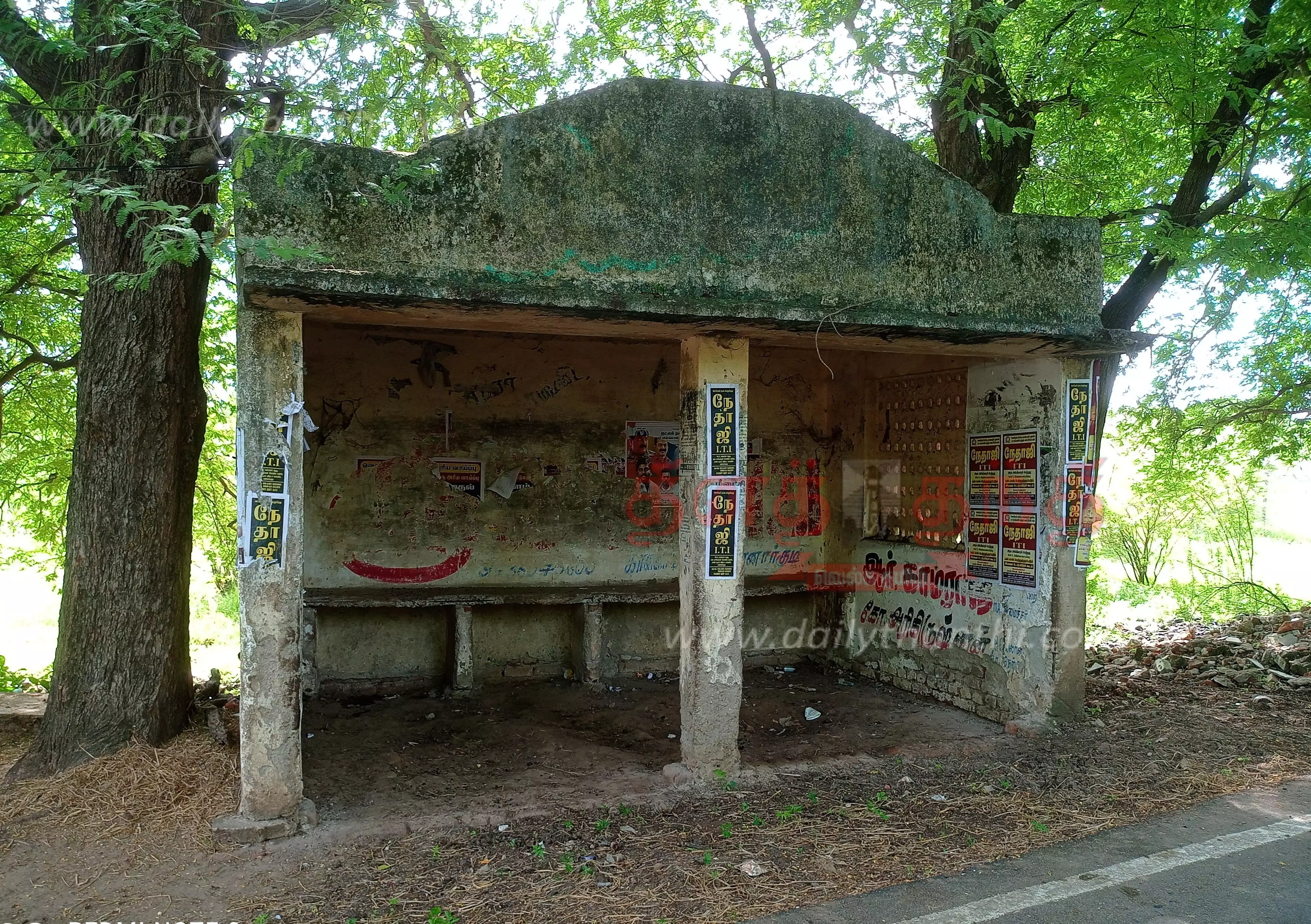 சேதமடைந்த பயணிகள் நிழலகத்தை சீரமைக்க வேண்டும்