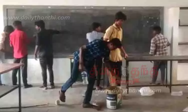 பள்ளி வகுப்பறையை சுத்தம் செய்த பிளஸ்-2 மாணவர்கள்