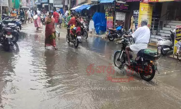 சாலையில் தேங்கிய மழைநீரால் வாகன ஓட்டிகள் அவதி