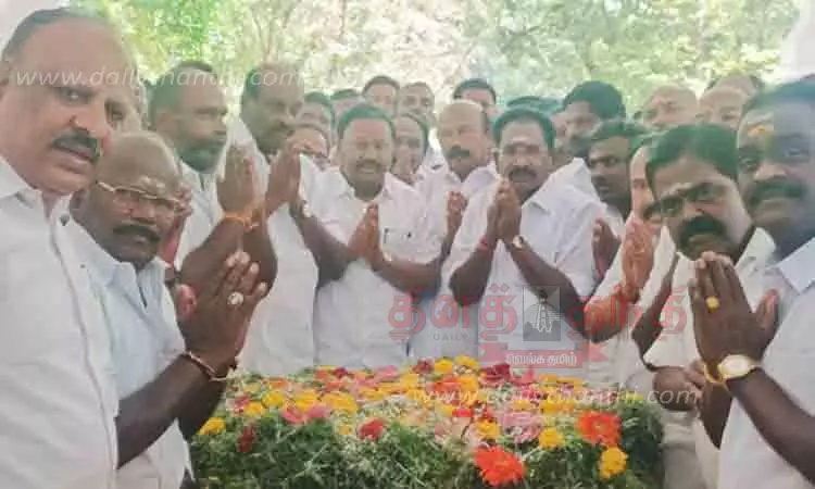 பி.கே. மூக்கையா தேவர் நினைவிடத்தில் மரியாதை