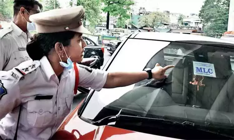 வாகனங்களில் அரசியல் கட்சி தொடர்பான ஸ்டிக்கர் ஒட்டினால் நடவடிக்கை