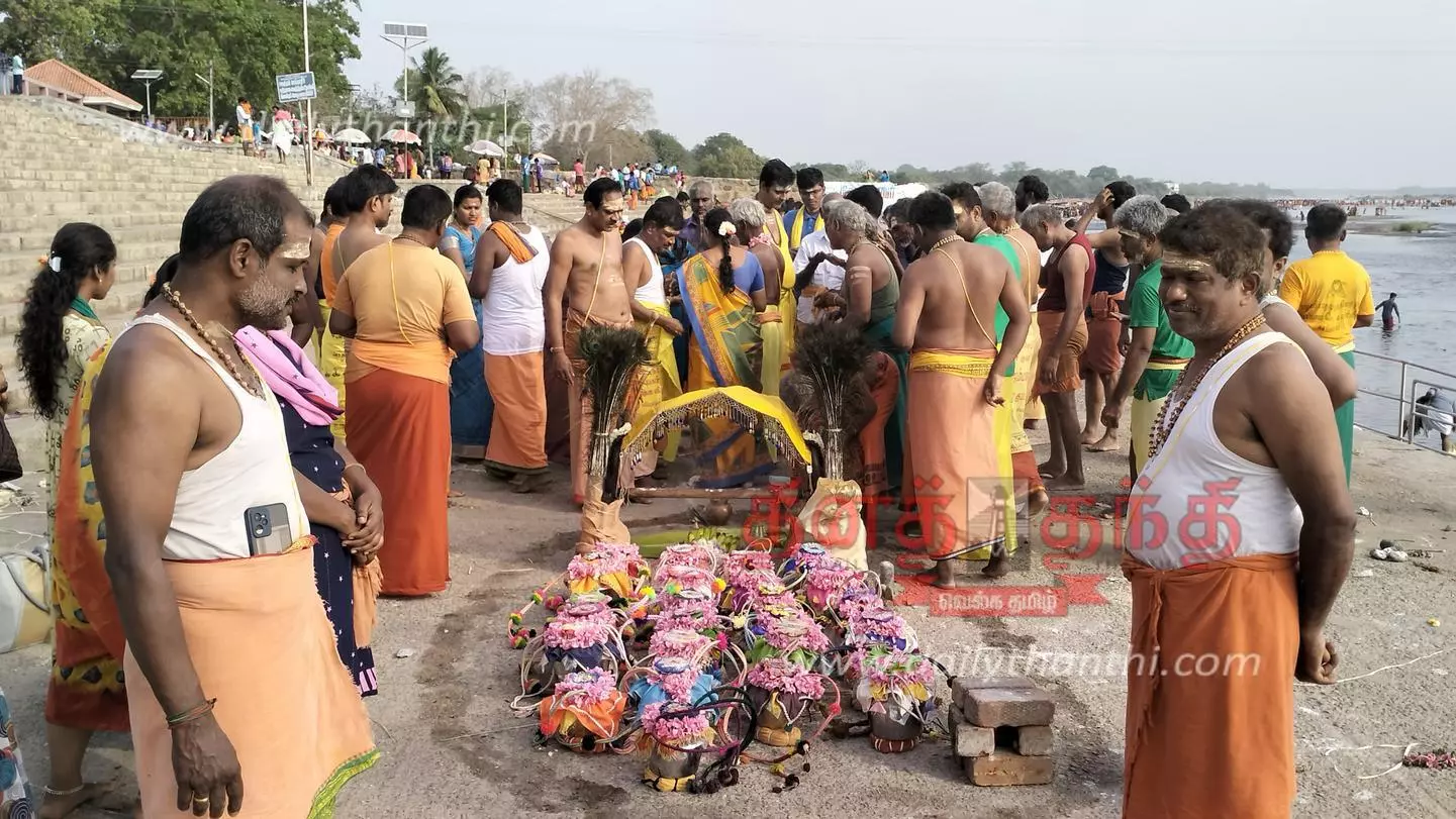 kovil | கொடுமுடி, ஊஞ்சலூர் காவிரி ஆற்றில் குவிந்த பழனி காவடி பக்தர்கள்