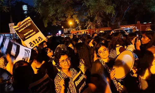 டெல்லியில் கல்லூரி விழாக்களில் மாணவிகளுக்கு பாலியல் தொந்தரவு மகளிர் ஆணையம் விசாரணை