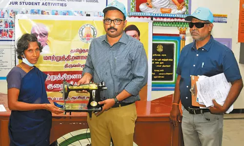 மக்கள் குறைதீர்க்கும் நாள் கூட்டத்தில் பயனாளிகளுக்கு நலத்திட்ட உதவிகளை வழங்கிய கலெக்டர் மக்கள் குறைதீர்க்கும் நாள் கூட்டத்தில் பயனாளிகளுக்கு நலத்திட்ட உதவிகளை வழங்கிய கலெக்டர்