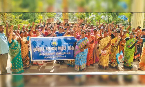 திருத்தணி வட்டார வளர்ச்சி அலுவலகம் முன்பு சத்துணவு ஊழியர் சங்கம் சார்பில் ஆர்ப்பாட்டம்