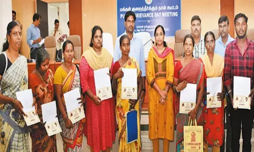 காஞ்சீபுரத்தில் மக்கள் குறைதீர்க்கும் நாள் கூட்டத்தில் பயனாளிகளுக்கு நலத்திட்ட உதவிகள் காஞ்சீபுரத்தில் மக்கள் குறைதீர்க்கும் நாள் கூட்டத்தில் பயனாளிகளுக்கு நலத்திட்ட உதவிகள்