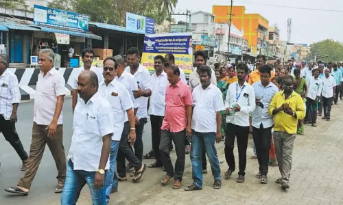 செங்கல்பட்டில் கூட்டுறவு வங்கி ஊழியர்கள் பேரணி செங்கல்பட்டில் கூட்டுறவு வங்கி ஊழியர்கள் பேரணி