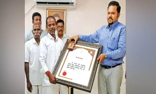 செங்கல்பட்டு மாவட்ட கலெக்டரிடம் வாழ்த்து பெற்ற பத்ம ஸ்ரீ விருது பெற்ற பாம்பு பிடி வீரர்கள் செங்கல்பட்டு மாவட்ட கலெக்டரிடம் வாழ்த்து பெற்ற பத்ம ஸ்ரீ விருது பெற்ற பாம்பு பிடி வீரர்கள்