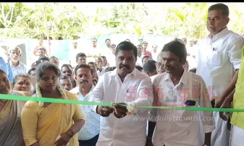 ரூ.33 லட்சம் மதிப்பில் புதிய அங்காடி கட்டிடம், பயணிகள் நிழலகம்