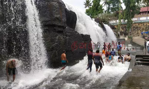 திற்பரப்பு அருவியில் தண்ணீர் வரத்து அதிகரிப்பு சுற்றுலா பயணிகள் உற்சாகம் திற்பரப்பு அருவியில் தண்ணீர் வரத்து அதிகரிப்பு சுற்றுலா பயணிகள் உற்சாகம்