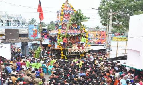 தர்மபுரியில் சிவசுப்பிரமணிய சாமி கோவிலில் பங்குனி உத்திர தேரோட்டம்-திரளான பக்தர்கள் சாமி தரிசனம் தர்மபுரியில் சிவசுப்பிரமணிய சாமி கோவிலில் பங்குனி உத்திர தேரோட்டம்-திரளான பக்தர்கள் சாமி தரிசனம்