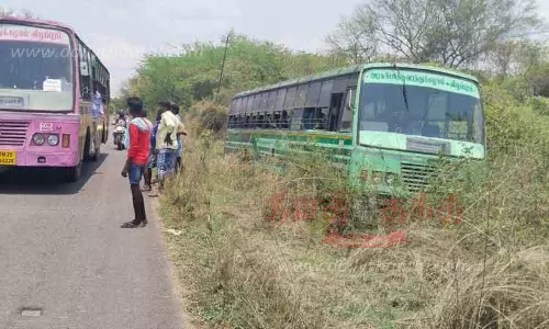 சாலையோர பள்ளத்தில் இறங்கிய அரசு பஸ்