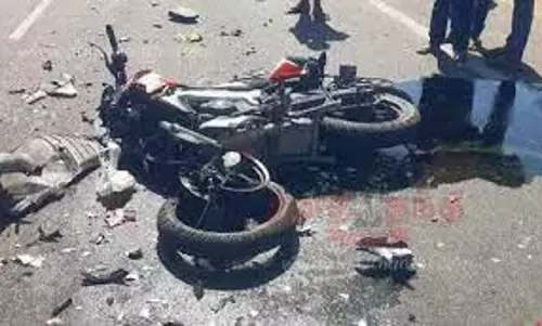 மோட்டார் சைக்கிள் மீது கார் மோதி தந்தை-மகன் பலி