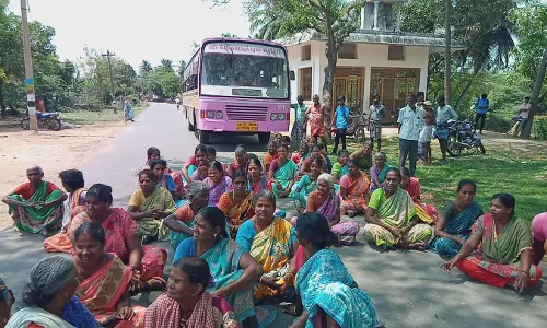 பெண்கள் மறியல் பெண்கள் மறியல்