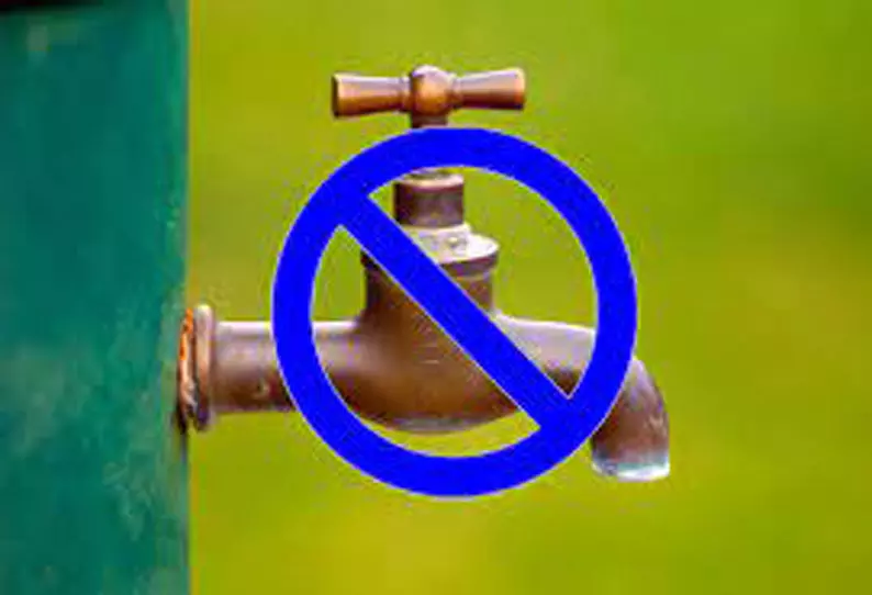 குடிநீர் வெட்டு அமல் காரணமாக பல இடங்களில் தண்ணீர் தட்டுப்பாடு- மக்கள் அவதி குடிநீர் வெட்டு அமல் காரணமாக பல இடங்களில் தண்ணீர் தட்டுப்பாடு- மக்கள் அவதி