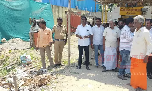 கோவில் அருகே ஆக்கிரமிப்பு கடைகள் அகற்றம் இந்து முன்னணியினரும் திரண்டதால் பரபரப்பு