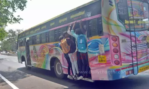 பொள்ளாச்சி பகுதிகளில் பஸ் படிக்கட்டில் தொங்கியபடி ஆபத்தான பயணம்-உரிய நடவடிக்கை எடுக்க சமூக ஆர்வலர்கள் கோரிக்கை பொள்ளாச்சி பகுதிகளில் பஸ் படிக்கட்டில் தொங்கியபடி ஆபத்தான பயணம்-உரிய நடவடிக்கை எடுக்க சமூக ஆர்வலர்கள் கோரிக்கை