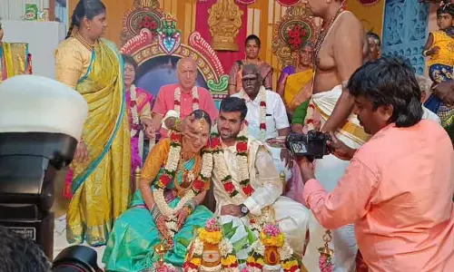 பள்ளிப் படிப்பில் சபதம் ஏற்றுவெளிநாட்டு பெண்ணை திருமணம் செய்த ஆனைமலை வாலிபர் பள்ளிப் படிப்பில் சபதம் ஏற்றுவெளிநாட்டு பெண்ணை திருமணம் செய்த ஆனைமலை வாலிபர்