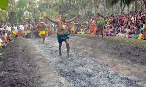 போடிபாளையம் பத்ரகாளியம்மன் கோவில் குண்டம் திருவிழா-திரளான பக்தர்கள் தீ மிதித்து நேர்த்திக்கடன்