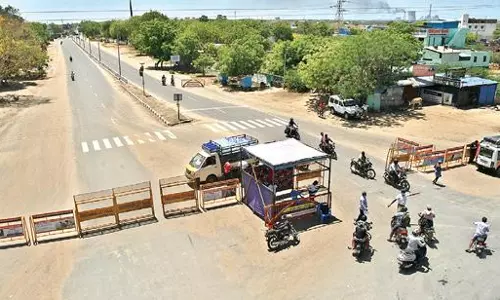 ஆவணங்களின்றி எடுத்து வந்த: ரூ.10¼ லட்சம் அரிசி மூட்டை, கியாஸ் அடுப்பு பறிமுதல்